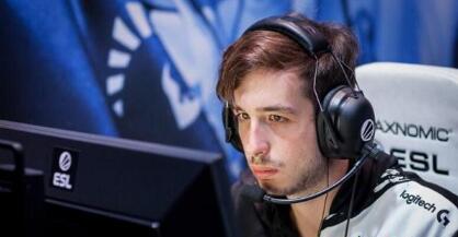 从手足无措到游刃有余，齐达内在公园学着踢毽子